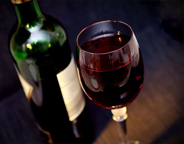 Nos cours d’œnologie comptent entre 6 et 10 personnes Nos cours d’œnologie comptent entre 6 et 10 personnes
